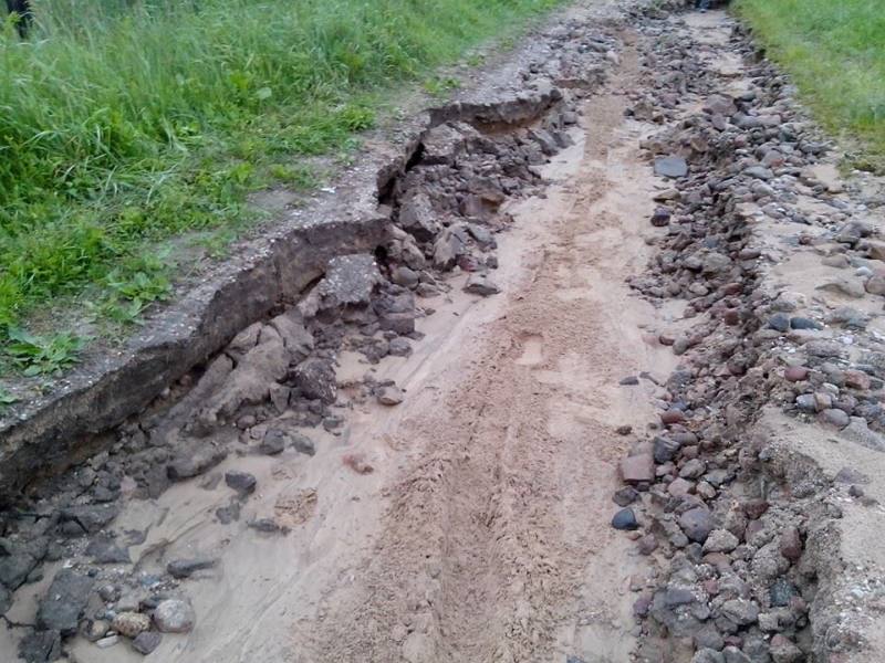 Jedna ze zniszczonych dróg w Plebanowcach (Czytelnik)